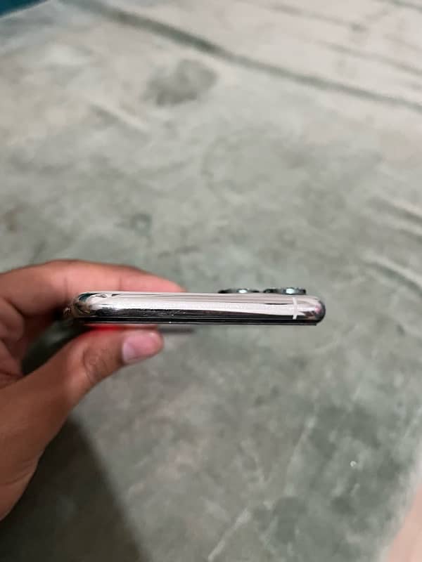 Iphone 11 pro max PTA 5