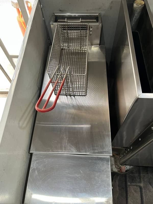 16 litre fryer  machine which works on both electric and gas 1