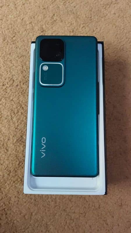 vivo v30 12+ 256 gb  4 warranty 2