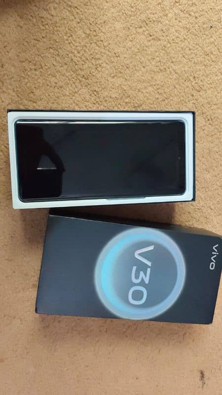 vivo v30 12+ 256 gb  4 warranty 4