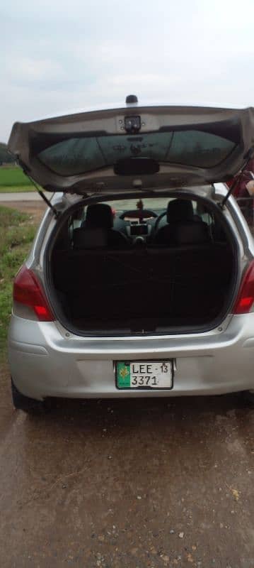 Toyota Vitz 2010/2013 4