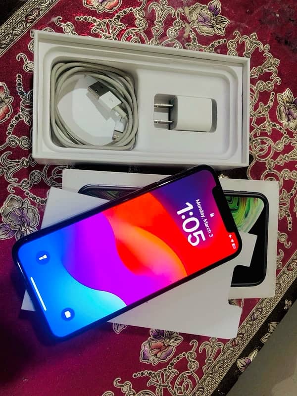 iPhone XS with full box for sale 2