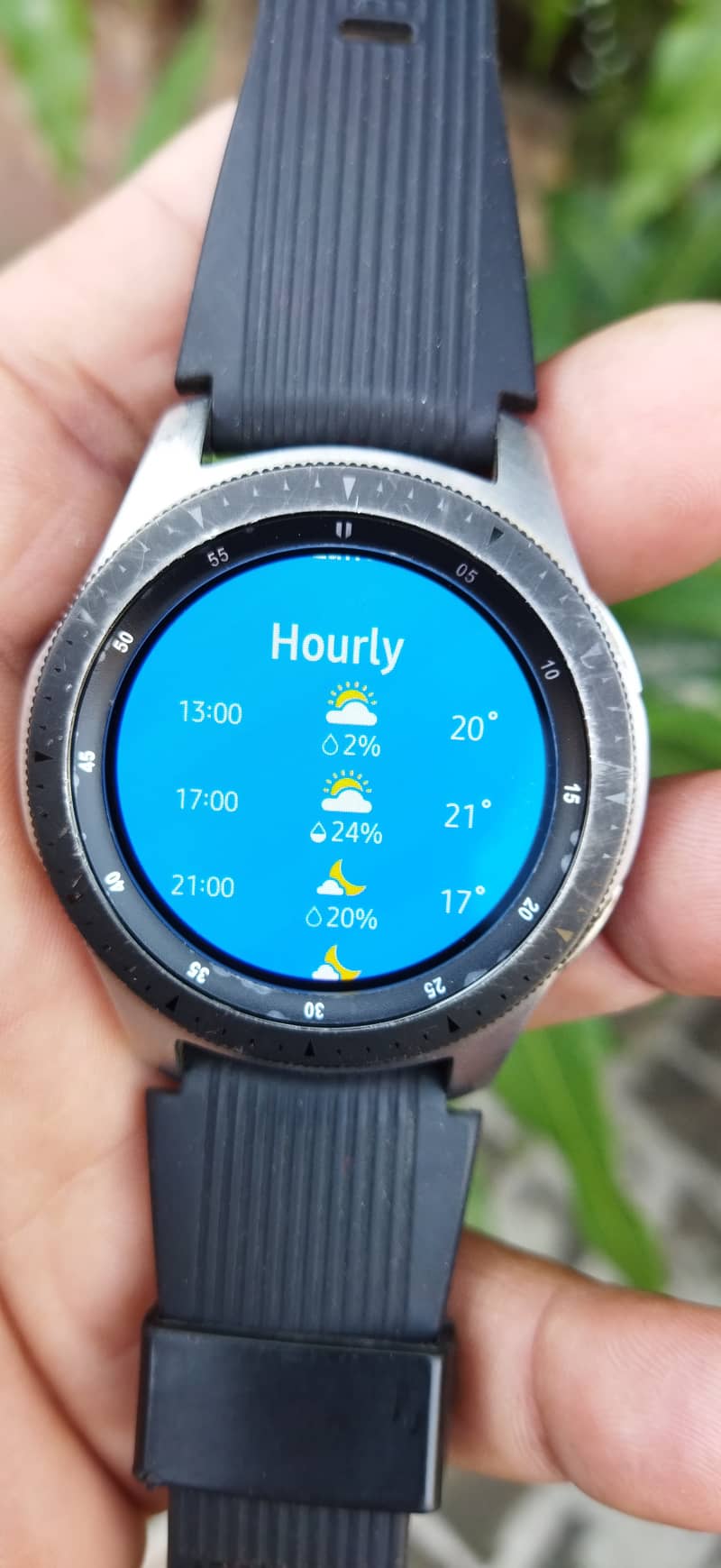 Samsung Galaxy Watch with wireless charger 13