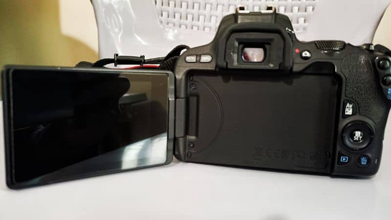 DSLR Camera Canon EOS-200D 3