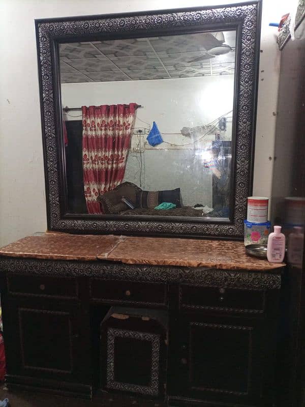 1 LARGE KING BED 1 DRESSING TABLE AND 2 SIDE TABLES FOR SALE NO DAMAGE 3