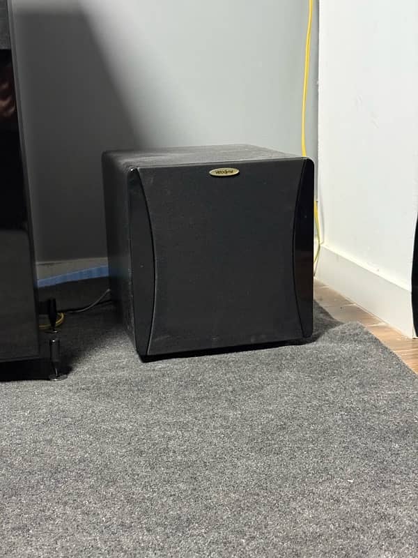 Onkyo Dolby Atmos 5.1. 2 speakers and woofer 6
