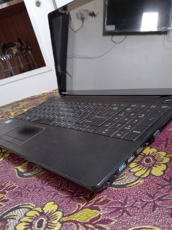 Toshiba Laptop core i3 1st 4 gb ram 500 drive 0