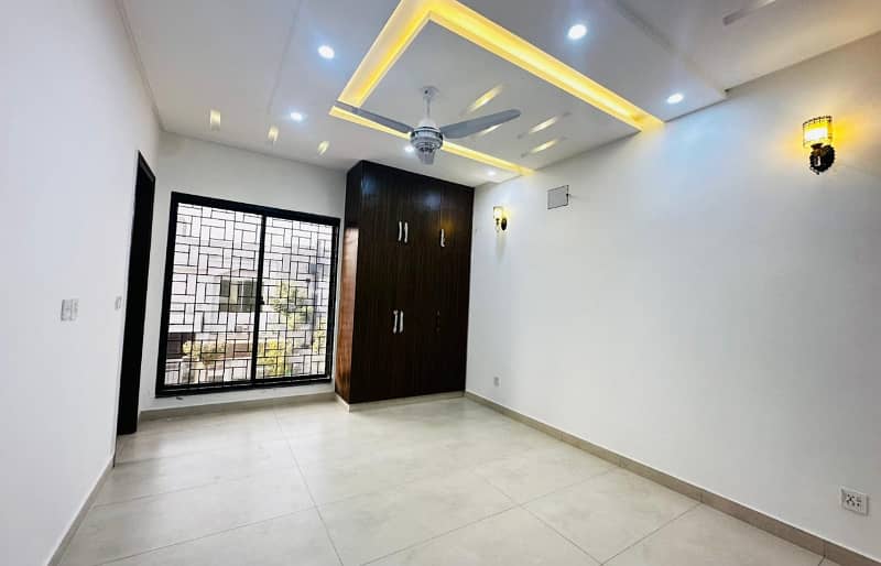 10 Marla luxury Modern House available For Sale In Paragon City Lahore 13