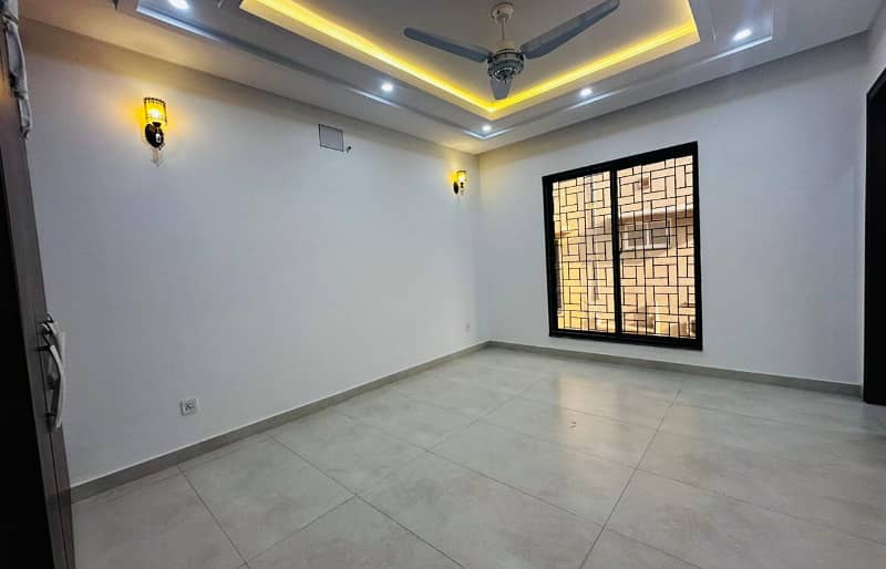 10 Marla luxury Modern House available For Sale In Paragon City Lahore 17