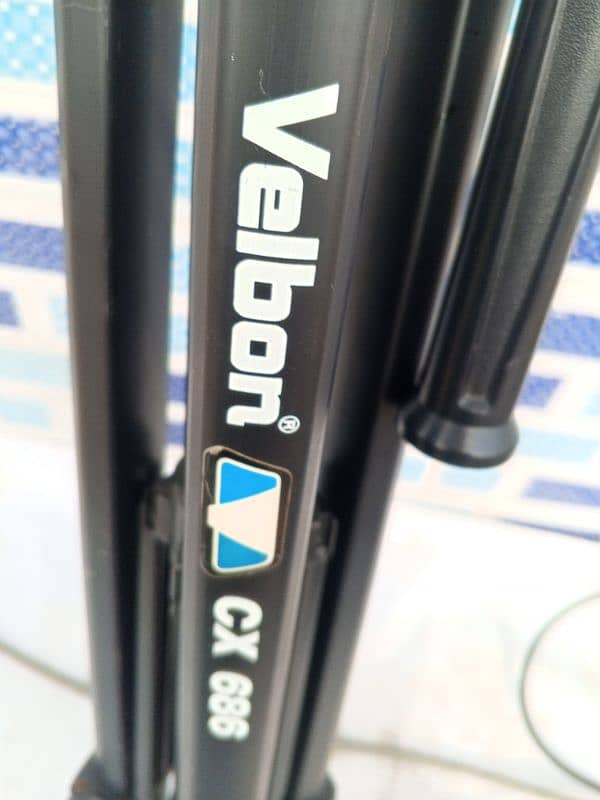 Adjustable tripod velbon 0