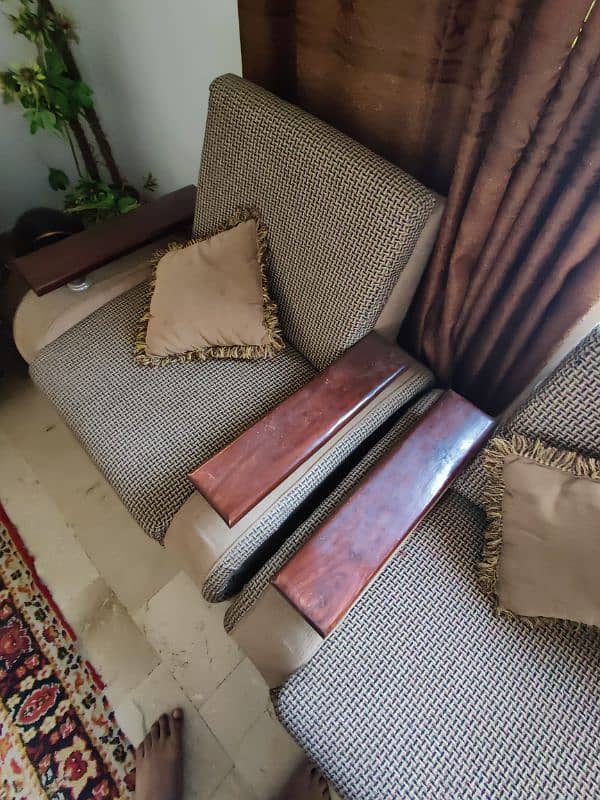 Urgent Sale 5 Seater Sofa Set fresh condition Genuine Molty foam 3