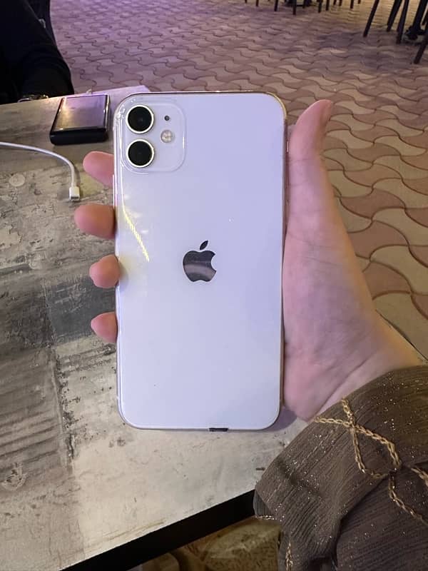 Iphone 11 128 GB in white colour 5