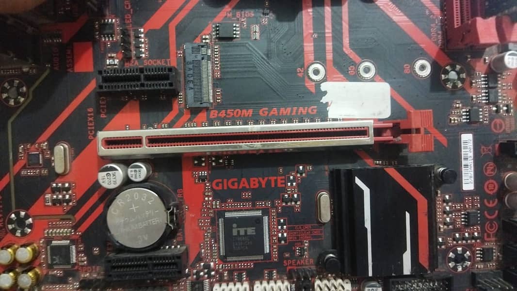 GIGABYTE B450M GAMING MOTHERBOARD with AMD Wraith Cooler 4