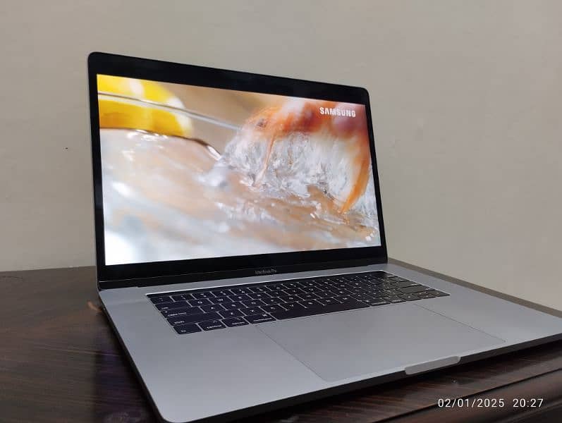 MacBook Pro 2018 15" display 16/512 1