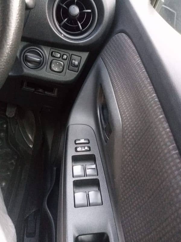 Toyota Vitz 2019 scracless and no touching 18