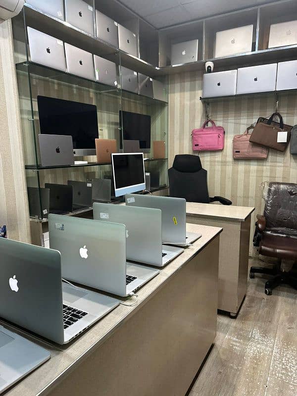 2019//2020//2023 apple MacBook 10/10 cond Qty available 2