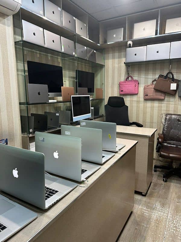 2019//2020//2023 apple MacBook 10/10 cond Qty available 3