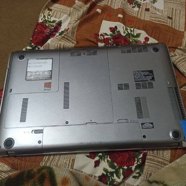 Toshiba satellite P875-S7102 3