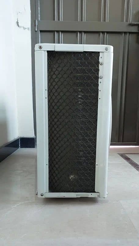 1 Ton AC in brand new condition 6