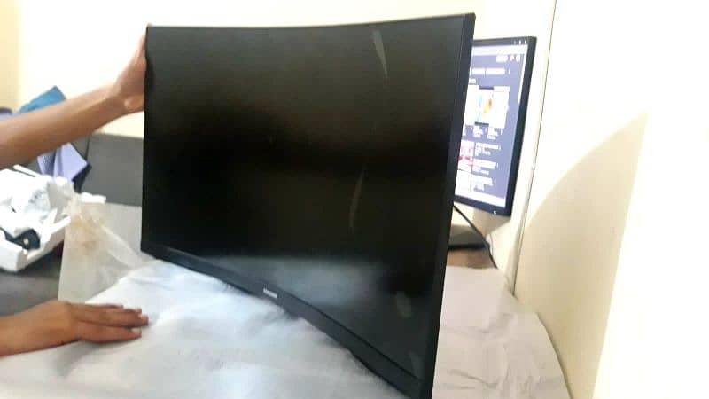 Samsung 27" Odyssey gaming curved monitor G55C 2