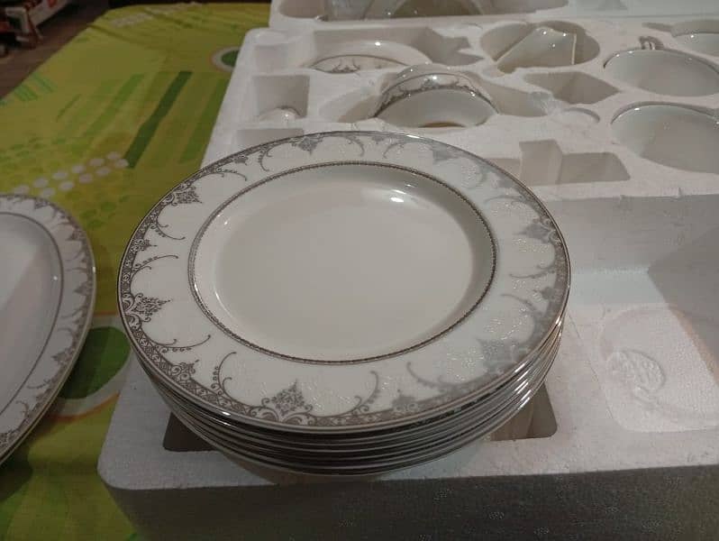 Santa Clara Bone China Dinner Set 8