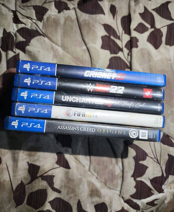 PS4 Slim Bundle – 2 Controllers, Charging Stand & 5 Games 6