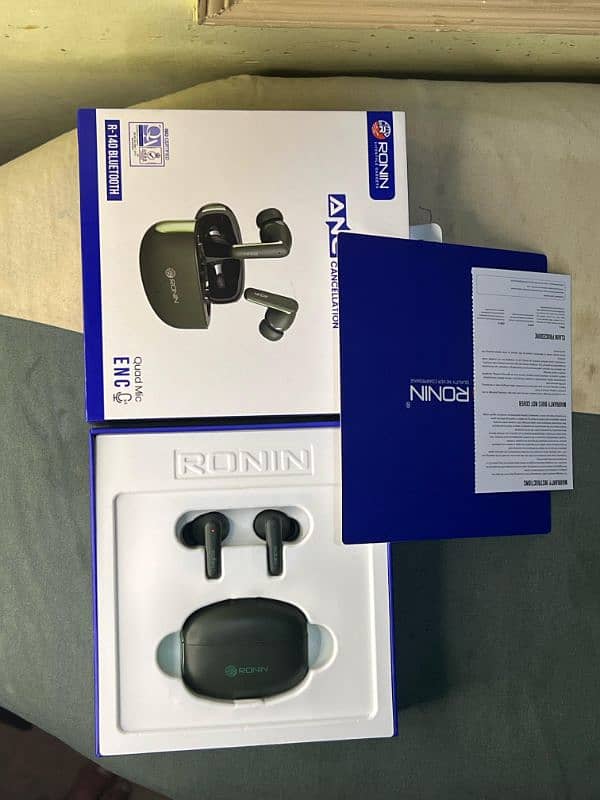 Ronin R-140 Ear buds just box Open 1