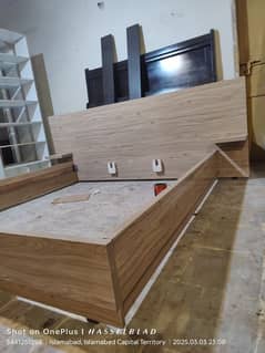 IKEA design double bed available with scratch proof and water resistan