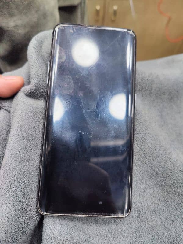 OnePlus 7pro acha set hai condition bhi achi hai camera bhi bht acha h 2