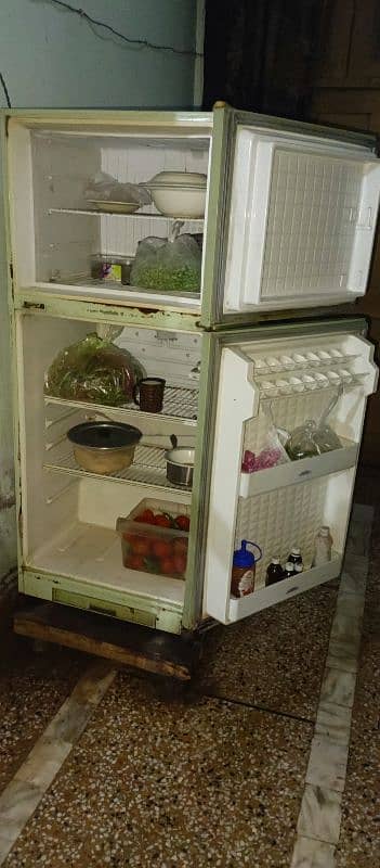 Dawlance fridge medium size in best working condition for sale 1