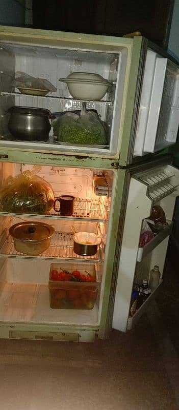 Dawlance fridge medium size in best working condition for sale 7