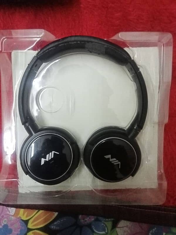 NIA HEADPHONES 1