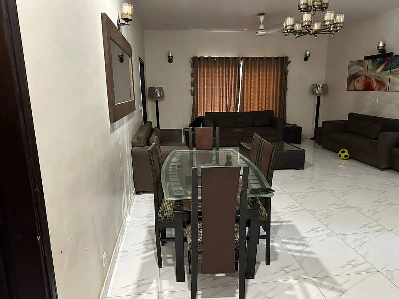 240 sq yards beutyfull portion for rent in ku society 0