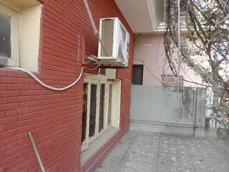 Beautiful Corner 2-Unit House In Gulistan Colony 4