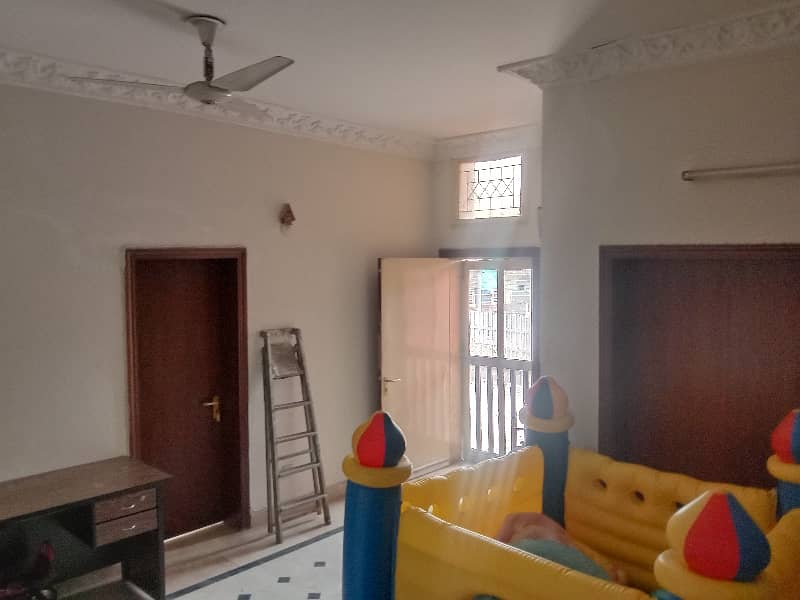 Beautiful Corner 2-Unit House In Gulistan Colony 5