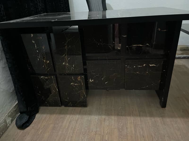 office table 2.5*4 ft 1