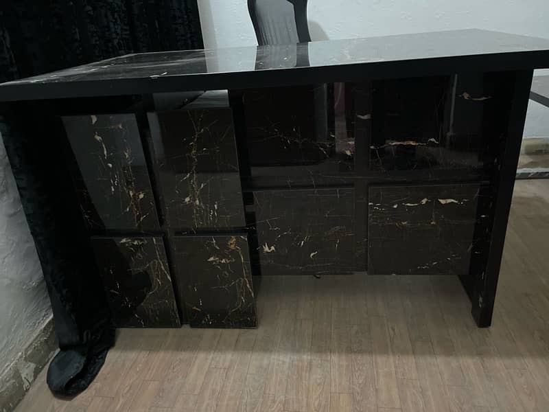 office table 2.5*4 ft 2