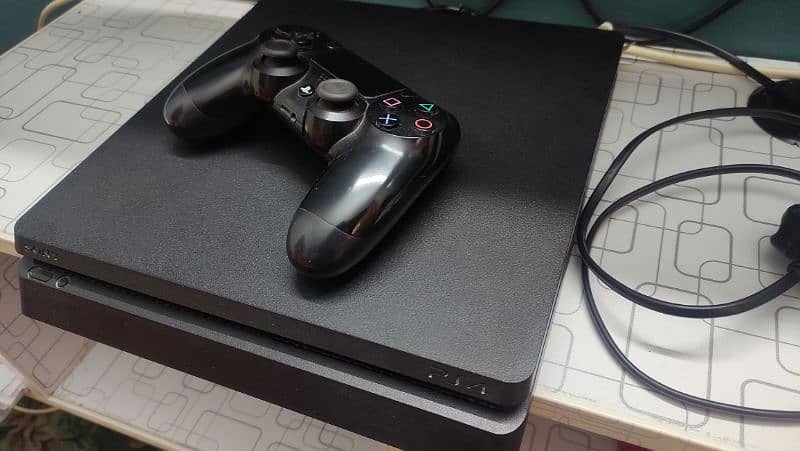 selling a PS4- Hardly used! 2