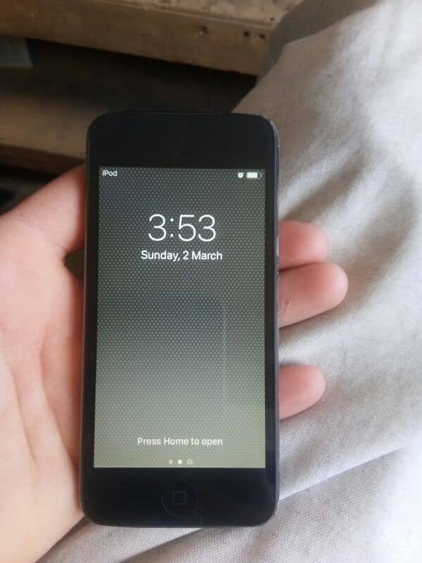 IPOD TOUCH ORGENT FOR SALE. 1