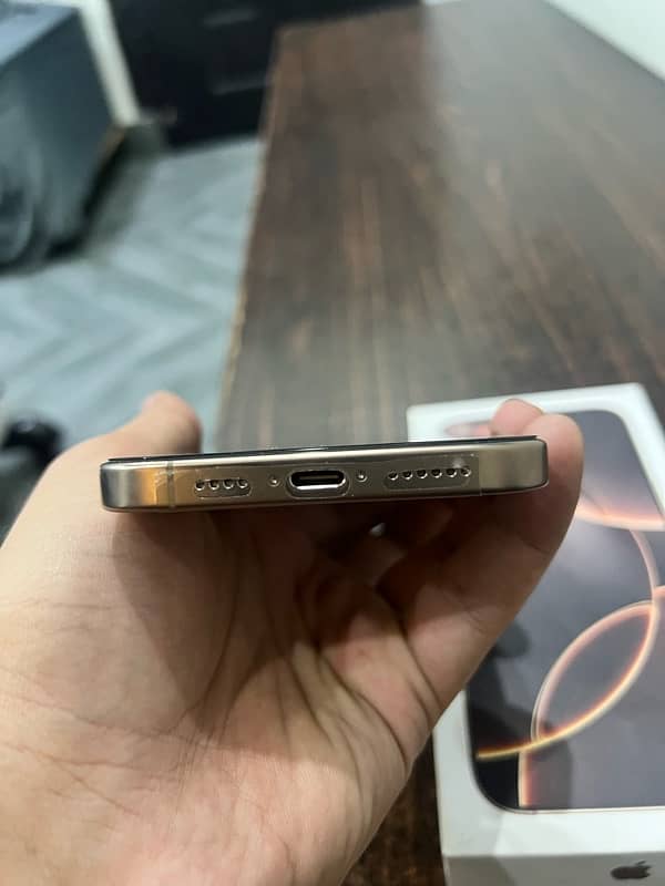 IPHONE 16 PRO MAX 256gb Desert Titanium 3