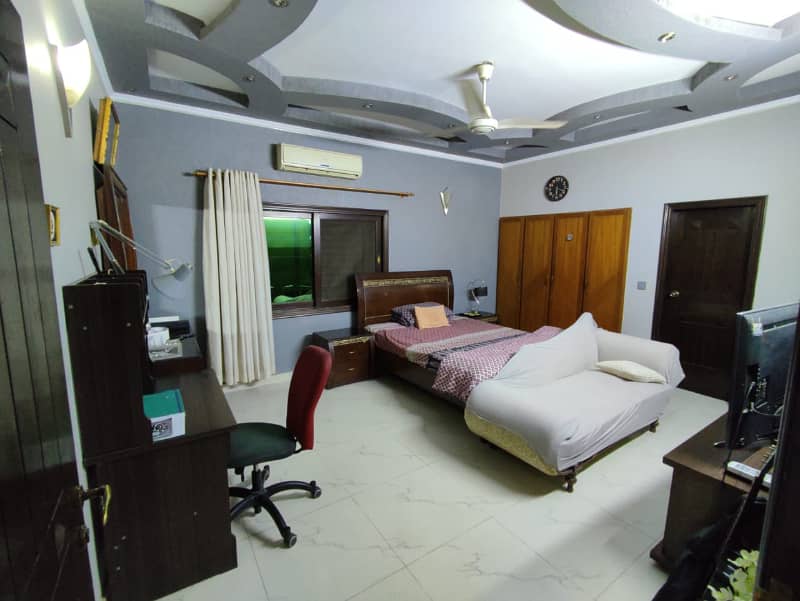 Commercial house available for rent 10 rooms 0