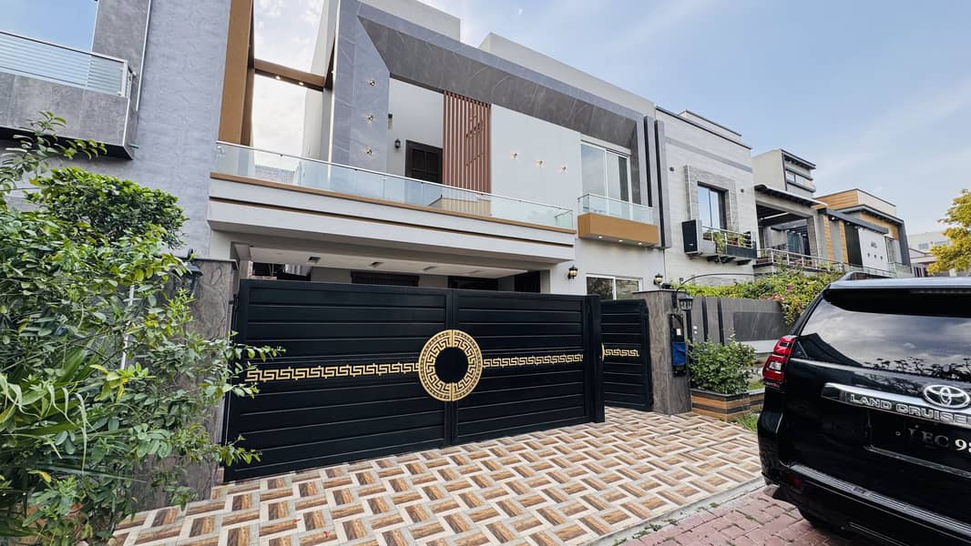 10 Marla Brand New House For Sale in Bahria Town Lahore 0