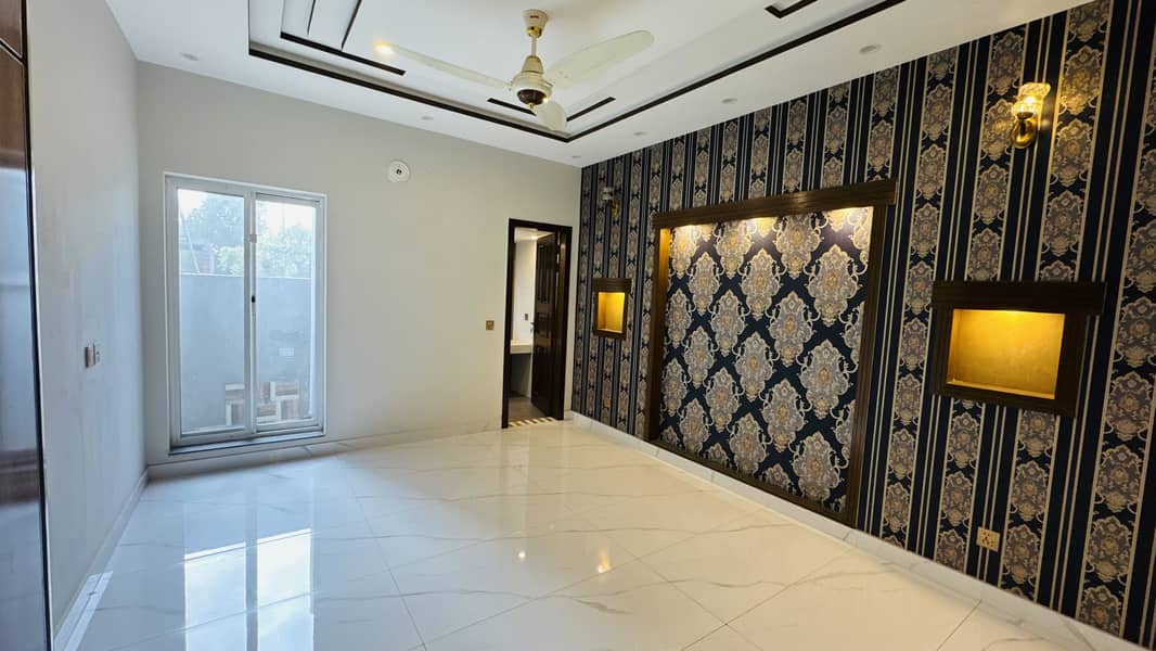 10 Marla Brand New House For Sale in Bahria Town Lahore 7