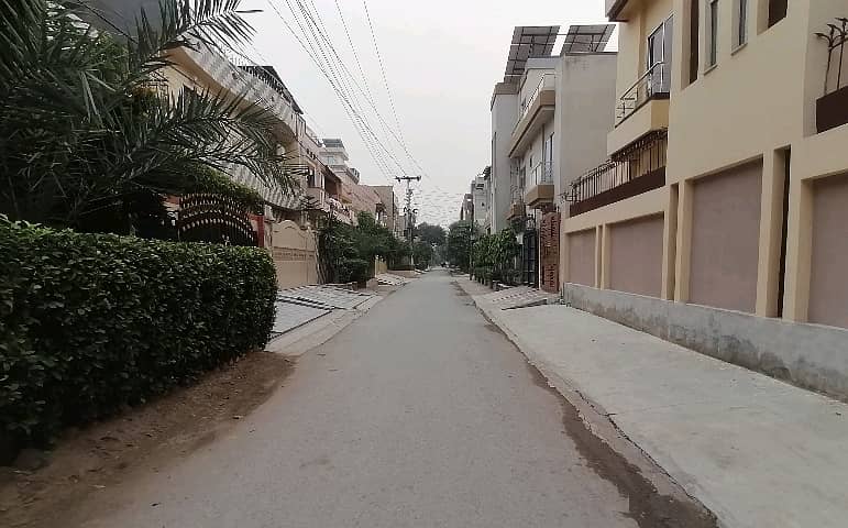 Premium Corner 10 Marla House Is Available For sale In Lahore 4