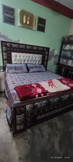 king size bed in Cheap price,, jis ny laina bss wo hi contact kry thnk