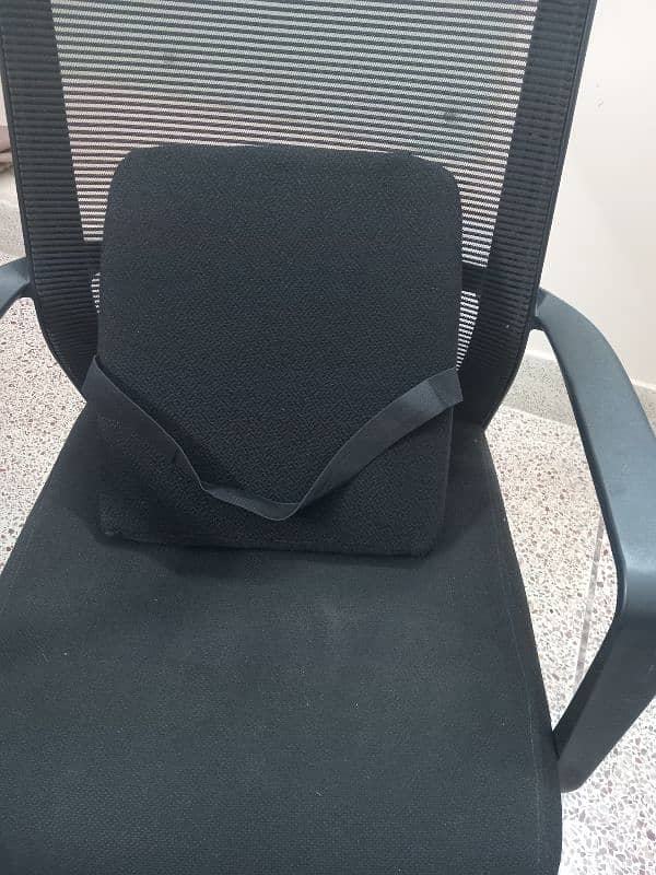 Comfortable & Stylish Chair Cushion for Sale – Like New! 2