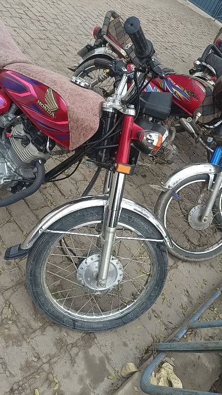 Honda CG 125 2022 Model in red color All origina runing just 7300km 1