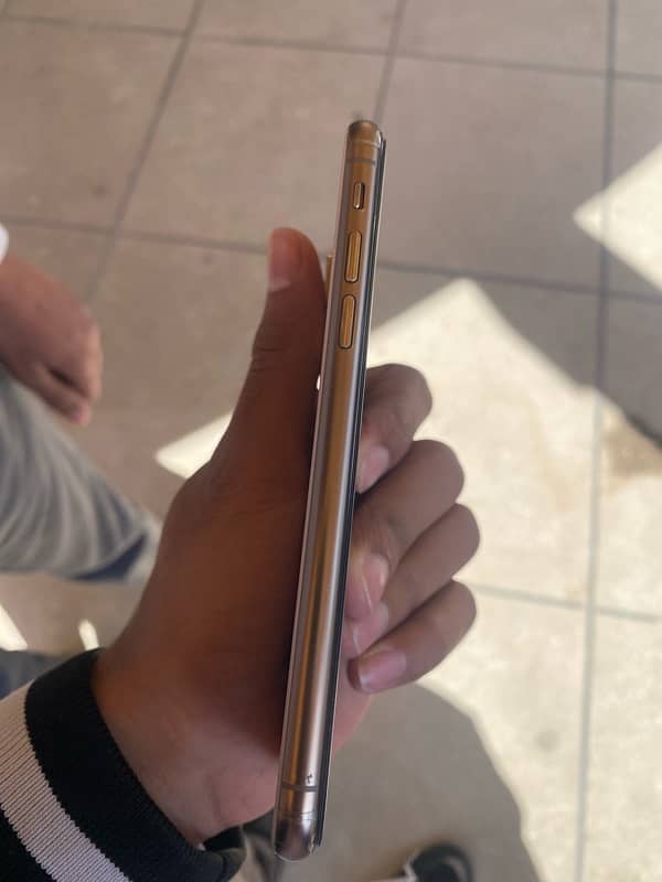 iphone XS Golden color 2