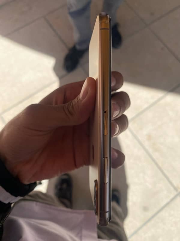 iphone XS Golden color 3