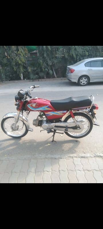 Honda CD 70 ka saman dala huwa hai 1